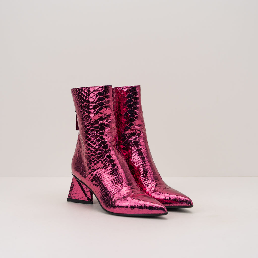 Boots strategia on sale