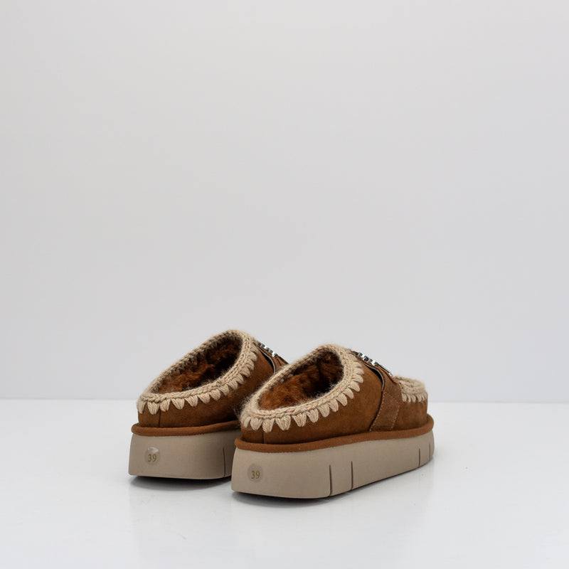 ZUECO - MOU - BOUNCE CLOG METAL LOGO COGNAC