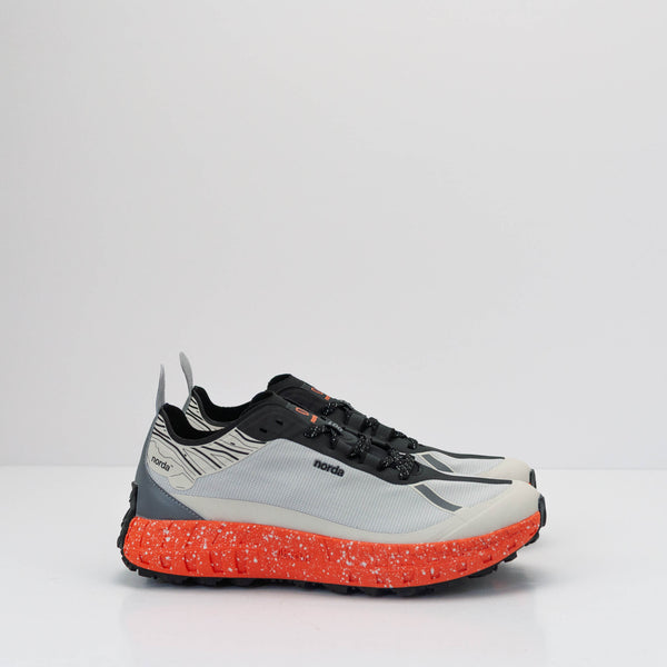 ZAPATILLA - NORDA - 001 G+ SPIKE GREY ORANGE