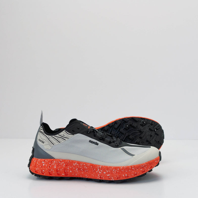 ZAPATILLA - NORDA - 001 G+ SPIKE GREY ORANGE